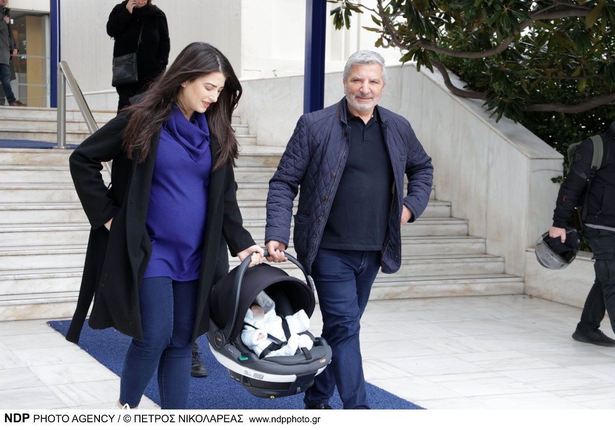 Η Νάνσυ Κοίλου με το μωρό της και τον Γιώργο Πατούλη κατά το εξιτήριο από το μαιευτήριο