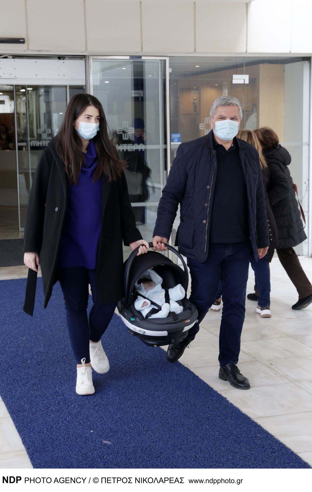 Η Νάνσυ Κοίλου με το μωρό της και τον Γιώργο Πατούλη κατά το εξιτήριο από το μαιευτήριο