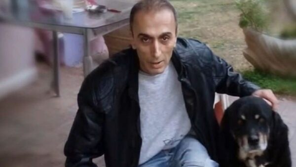 Ο Κώστας Σιαμήτρας μαζί με τον σκύλο του