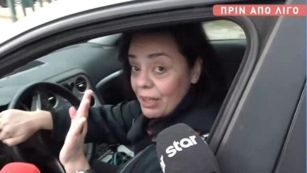 Η Μαρία Κοζάκου μέσα στο αυτοκίνητό της