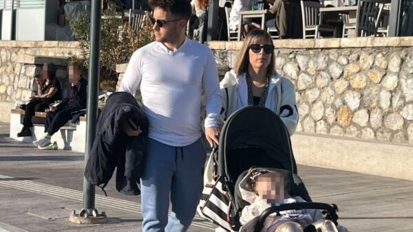 Ο Λάζος Μαντικός και η Αθηνά Κουρή στο Μικρολίμανο μαζί με την κόρη τους.