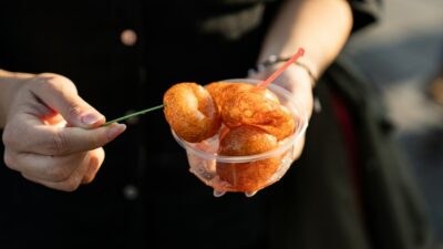 λουκουμάδες στο δρόμο