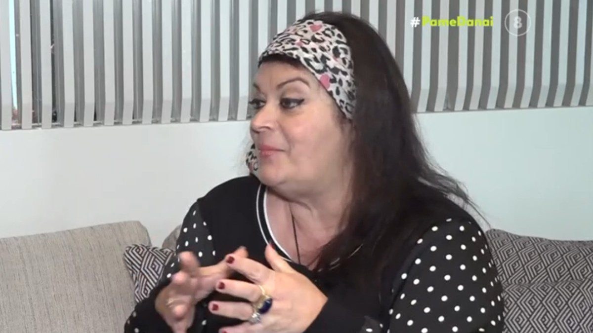 Η Μαρία Εκμεκτσίογλου μιλάει σε δημοσιογράφο