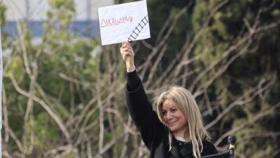 Η Μαρία Καρυστιανού με ένα χαρτί που γράφει "δικαιοσύνη" στο χέρι της