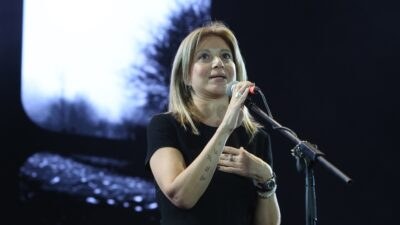Η Μαρία Καρυστιανού στη συναυλία για τα Τέμπη