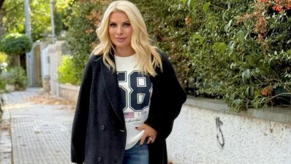 H Ελένη Μενεγάκη σε πρωινή βόλτα