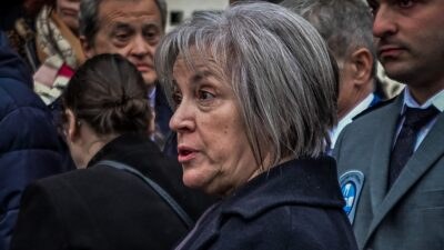 Η Μητέρα του Βασίλη Καλογήρου στην κηδεία του.