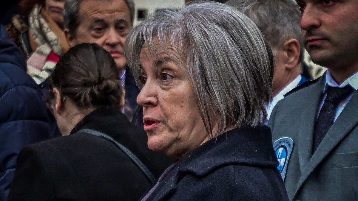 Η Μητέρα του Βασίλη Καλογήρου στην κηδεία του.