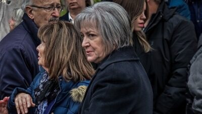 Η μητέρα του Βασίλη Καλογήρου στην κηδεία του.