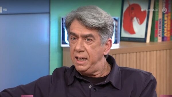 O Κώστας Μπερικόπουλος στον καναπέ του στούντιο 4