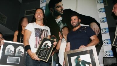 Ο Παντελής Παντελίδης με τον κιθαρίστα του