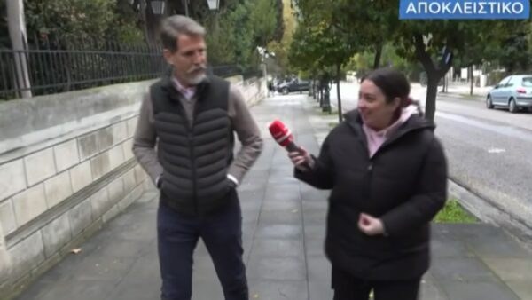 Ο Παύλος Ντε Γκρες στους δρόμους της Αθήνας