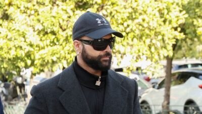 Ο Περικλής Κονδυλάτος με καπέλο και γυαλιά σε βόλτα