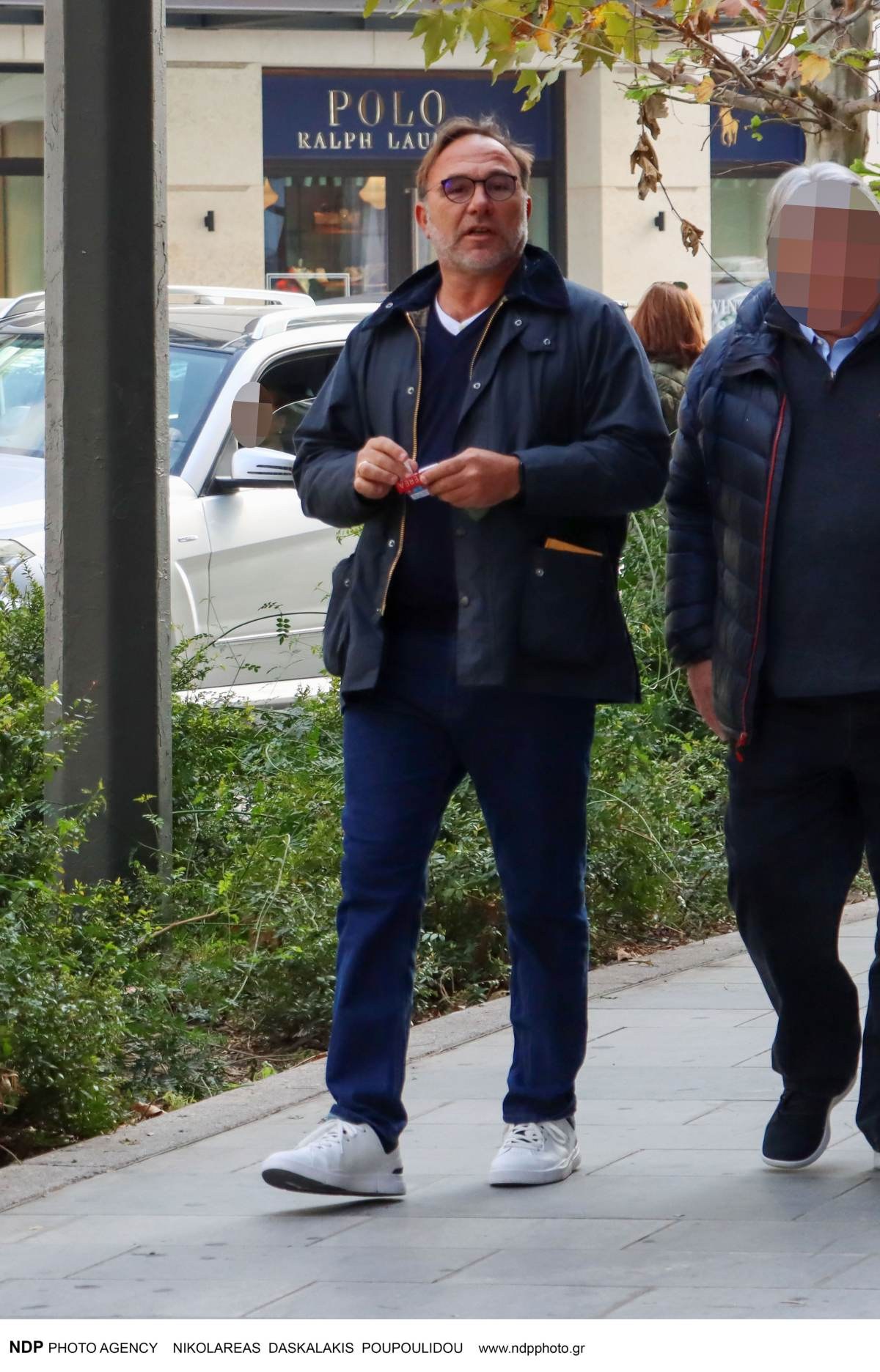 Ο Πέτρος Κόκκαλης στο κέντρο της Αθήνας με φίλο του