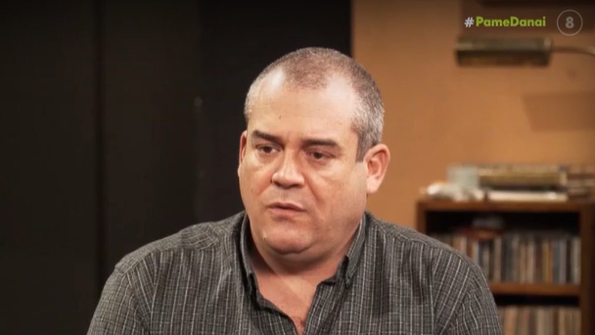 Ο Πυγμαλίων Δαδακαρίδης μιλάει σε δημοισογράφο στον θέατρο νέος ακάδημος