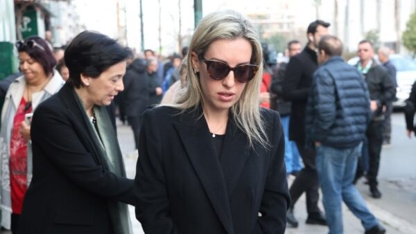 Η Πόπη Δομάζου έξω από το γήπεδο του Πανθηναϊκού