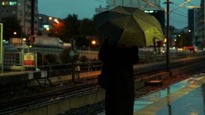 κοπέλα με ομπρέλα στην βροχή