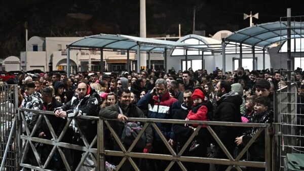 Εικόνες «πολέμου» στη Σαντορίνη - Έχουν φύγει πάνω από 5.000 κάτοικοι του νησιού