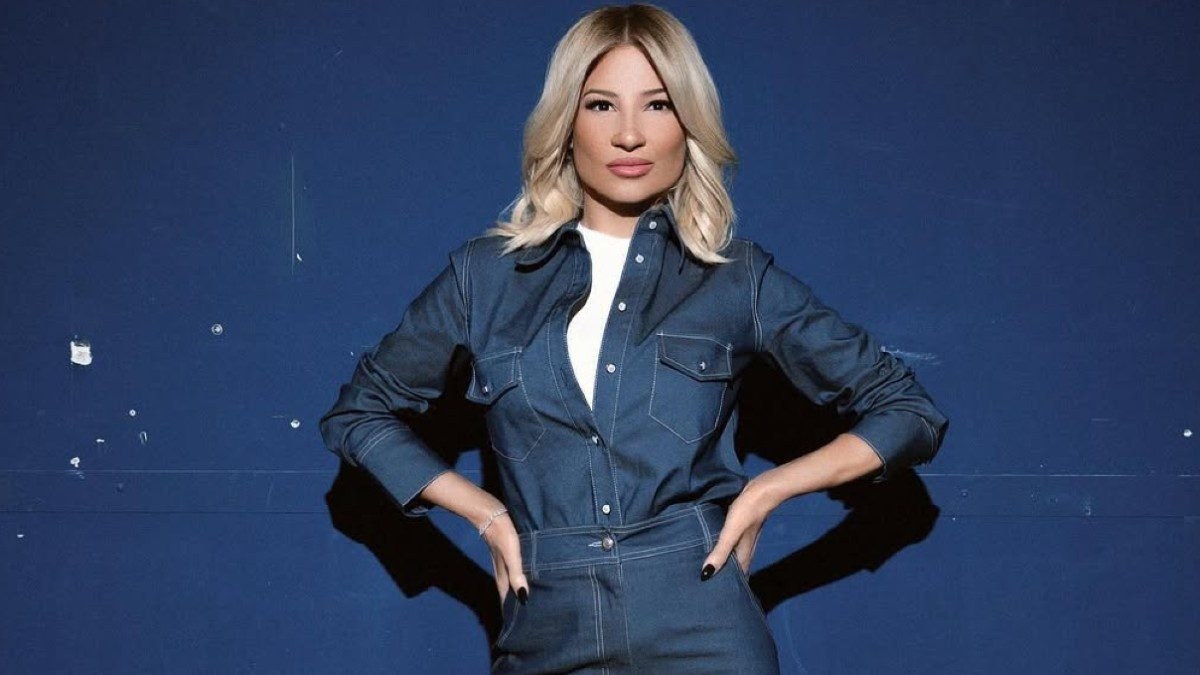 Η Φαίη Σκορδά με total denim σύνολο