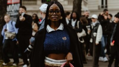 Γυναίκα με μπότες και Polo στο street style