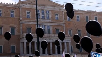Μαύρα μπαλόνια για τα θύματα των Τεμπών μπροστά από τη Βουλή
