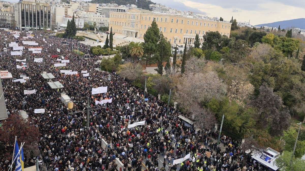 Κοσμοσυρροή στο σύνταγμα