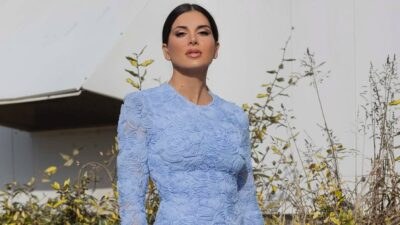 H Σταματίνα Τσιμτσιλή με γαλάζιο φόρεμα