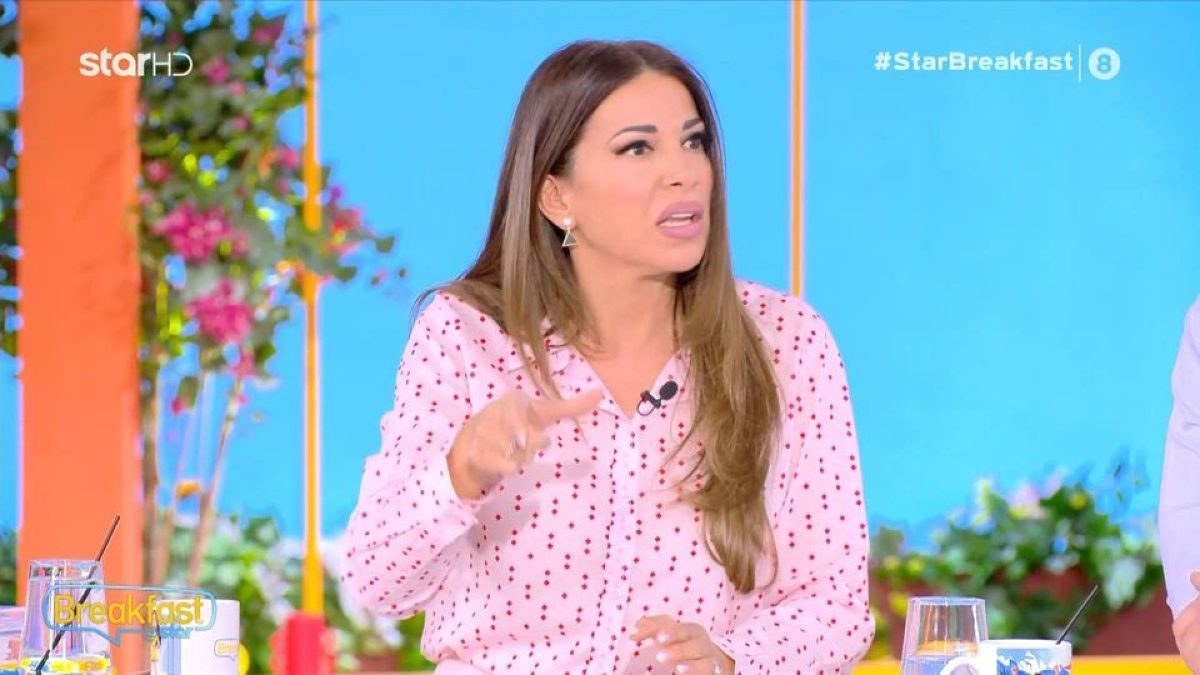 Η Ελένη Χατζίδου με ροζ πουκάμισο