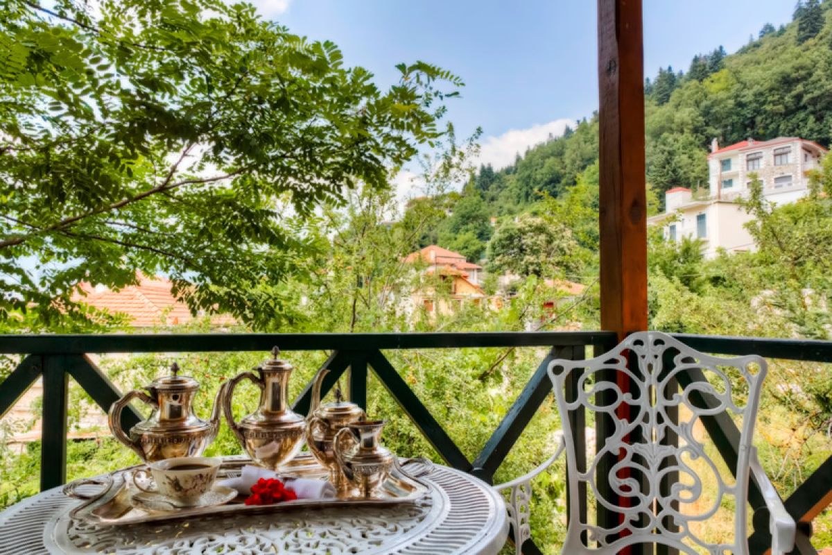 Η υπέροχη θέα στο καταπράσινο βουνό