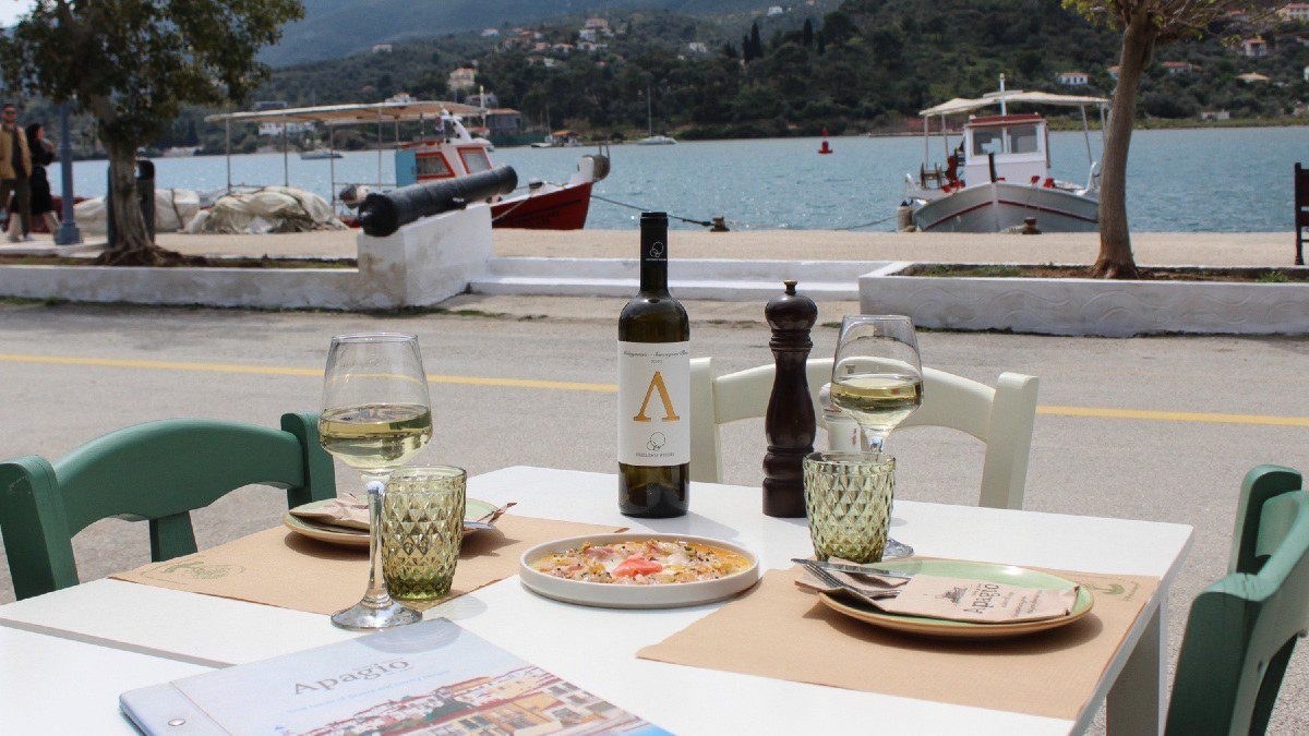 Το εστιατόριο Απάγκιο δίπλα στη θάλασσα