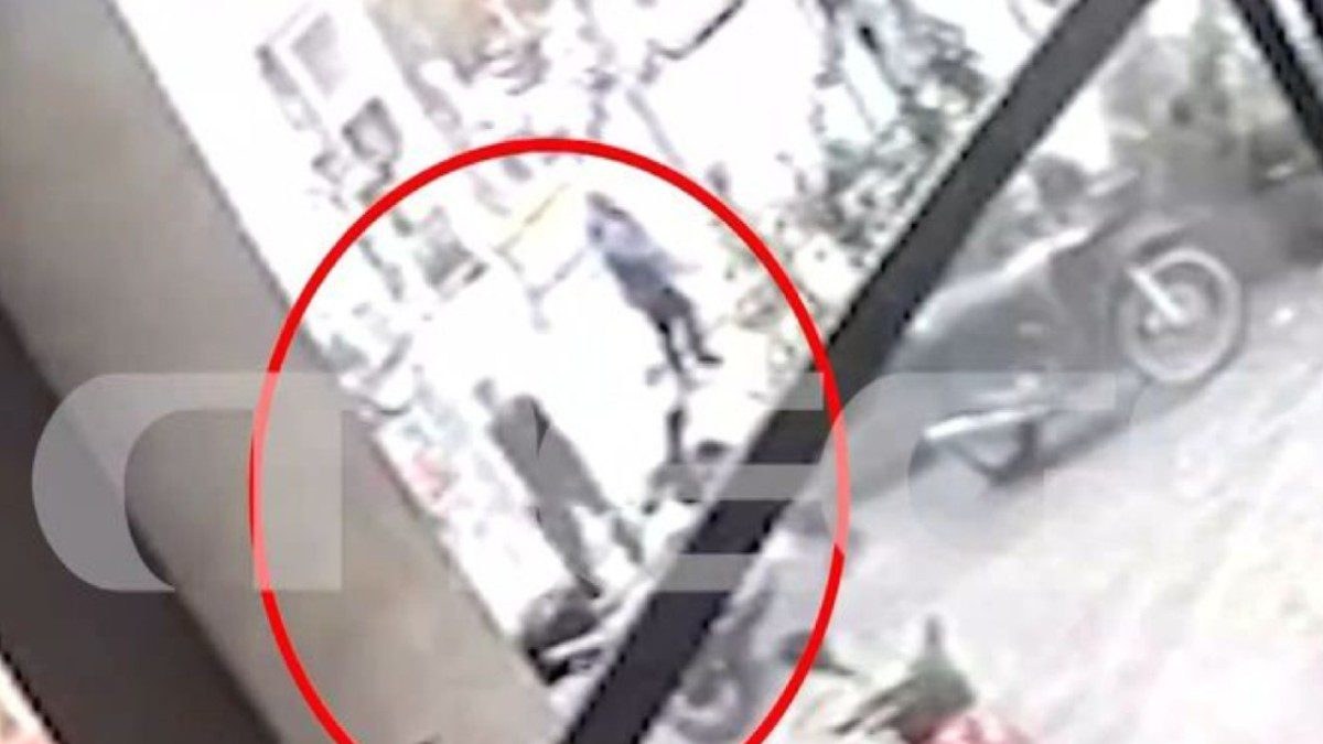 Υπάλληλοι καταστήματος μεταφέρουν τον άστεγο έξω από κτήριο