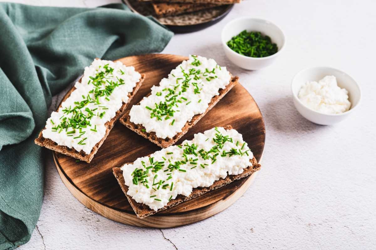 Cottage cheese σε φρυγανιές