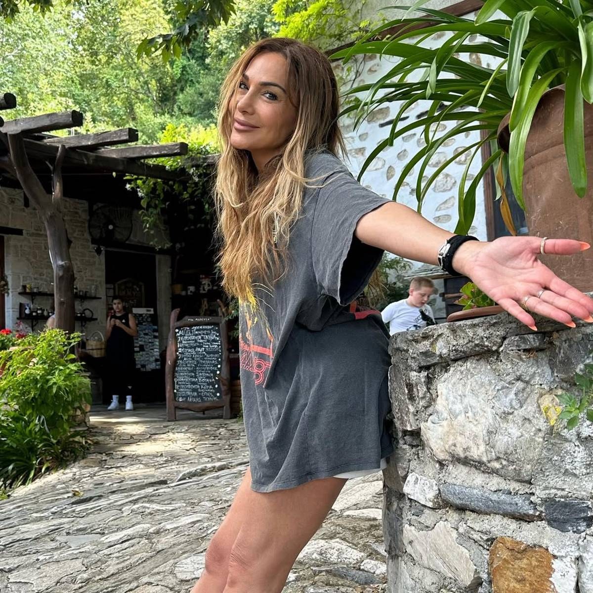 H Δέσποινα Βανδή στη Βυζίτσα στο Πήλιο