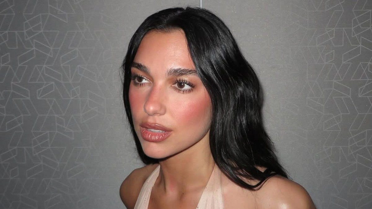 Η Dua Lipa με τη νέα τάση του μακιγιάζ για την Άνοιξη 2025