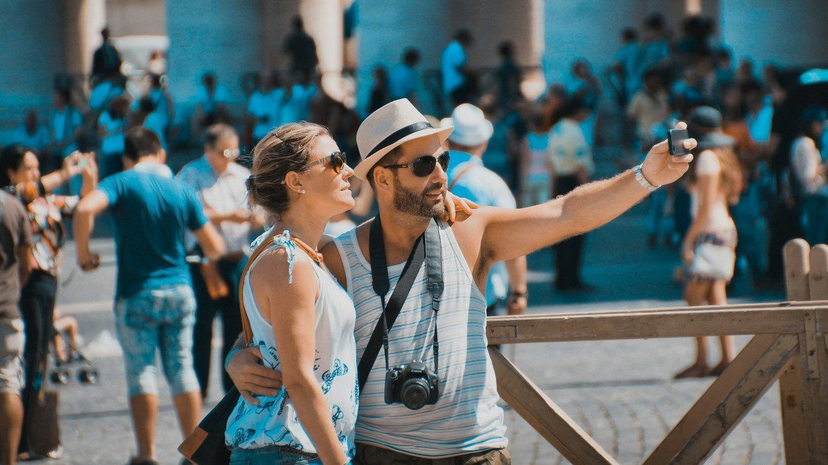 Τουρίστες βγάζουν selfie