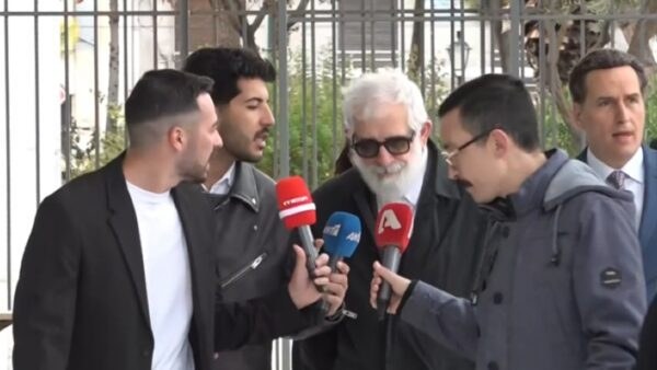Ο Πέτρος Φιλιππίδης έξω από το δικαστήριο