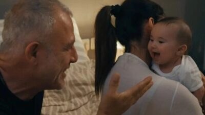 Ο Στάθης και το παιδί του στην σειρά Γη της ελιάς