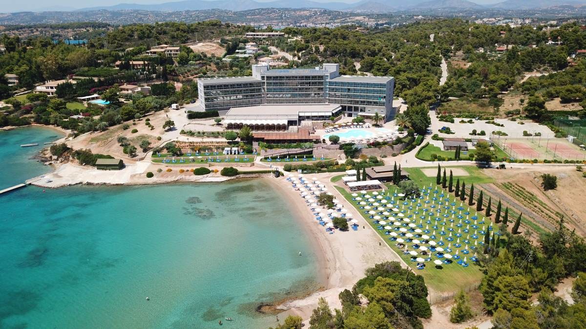 Στο Πόρτο Χέλι βρίσκεται το περίφημο ξενοδοχείο Hinitsa Bay