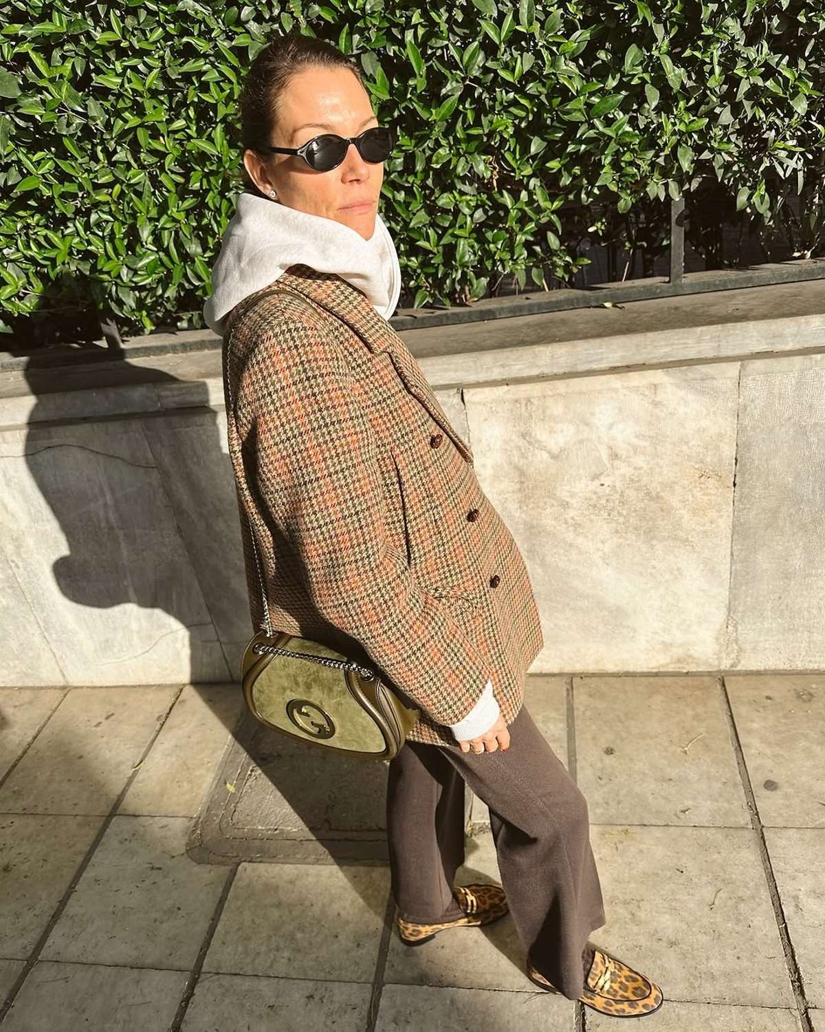 Η Βίκυ Καγιά με καρό σακάκι