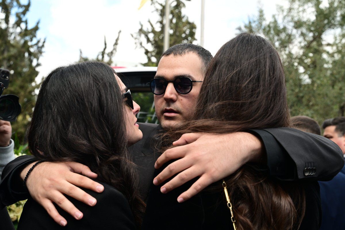 Η αγκαλιά των παιδιών του Αλέξη Κούγια στην κηδεία