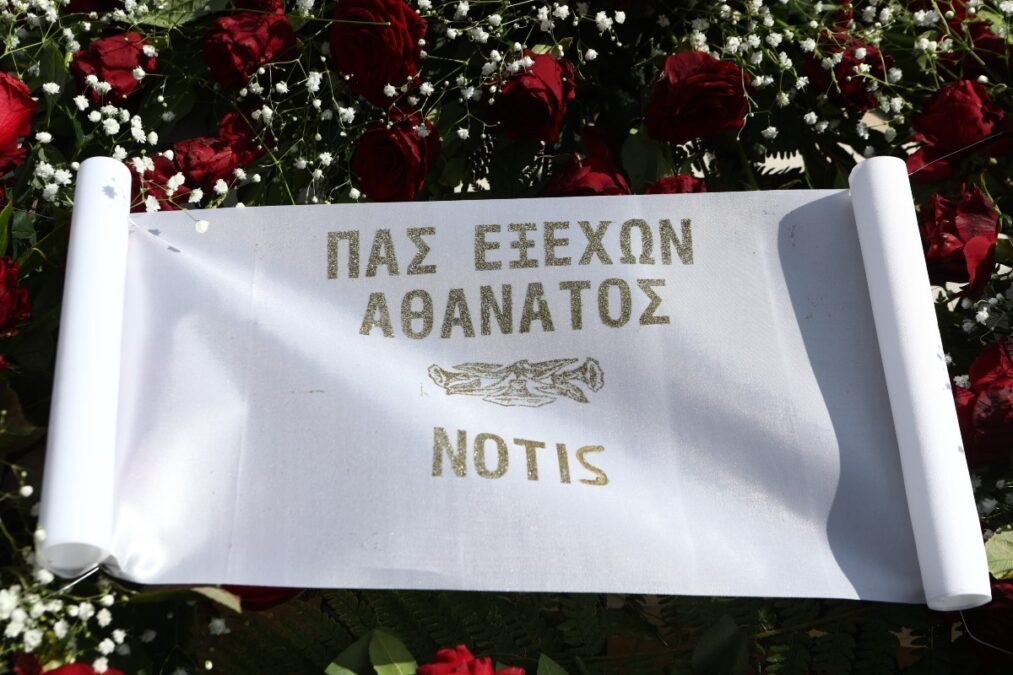 Κηδεία Αλέξη Κούγια: Βαρύ το κλίμα - Η εικόνα της Βατίδου πάνω από το φέρετρό του
