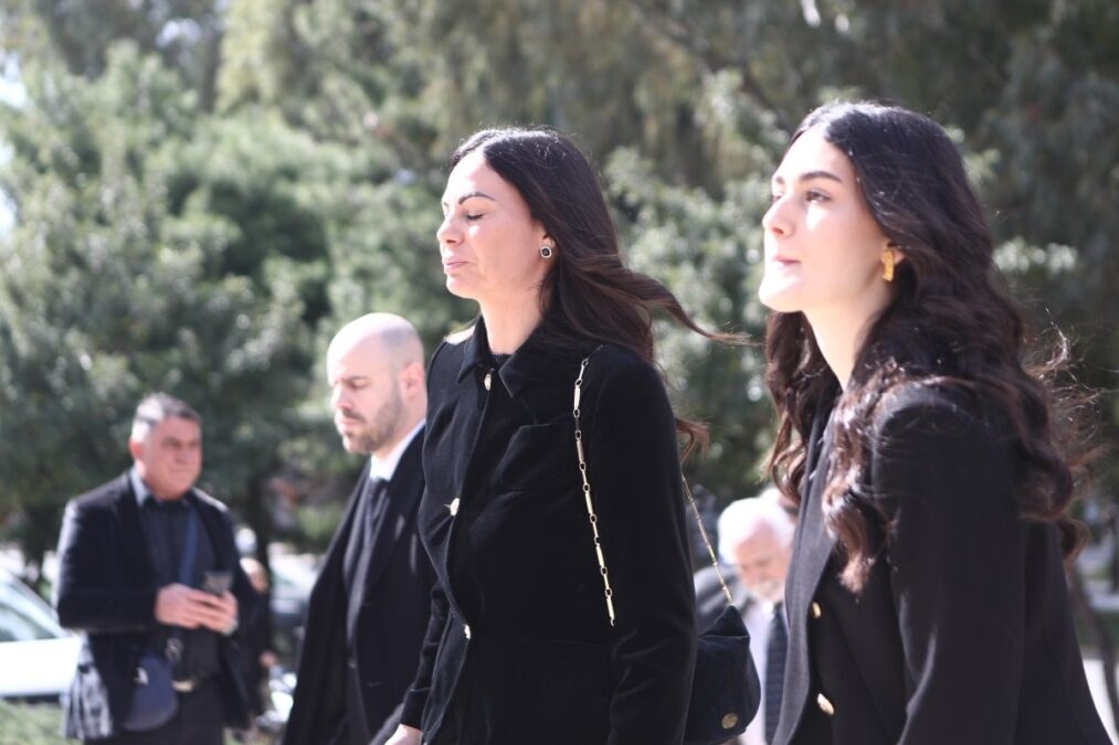 Κηδεία Αλέξη Κούγια: Βαρύ το κλίμα - Η εικόνα της Βατίδου πάνω από το φέρετρό του