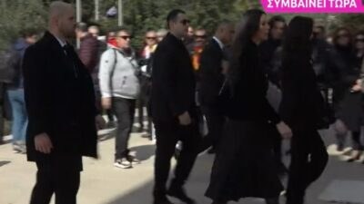 Τα παιδιά του Αλέξη Κούγια και η Εύη Βατίδου στην κηδεία του