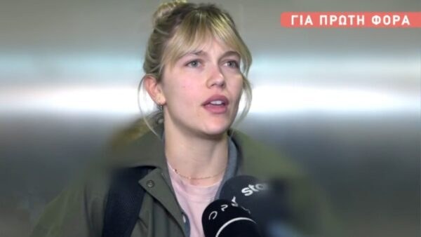 Η Κλέλια Ανδριολάτου μιλώντας μπροστά στην κάμερα