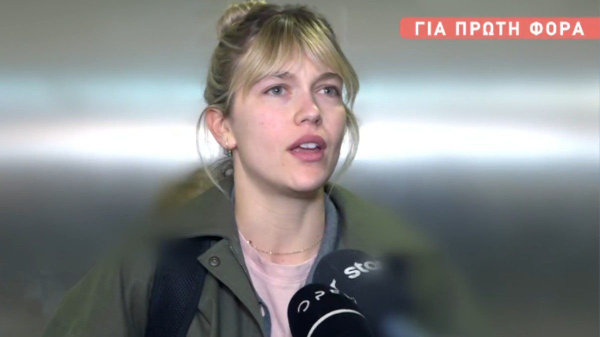 Η Κλέλια Ανδριολάτου μιλώντας μπροστά στην κάμερα