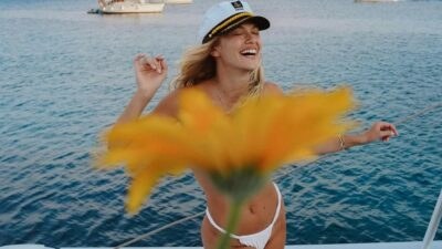 Η Κλέλια Ανδριολάτου με μαγιό