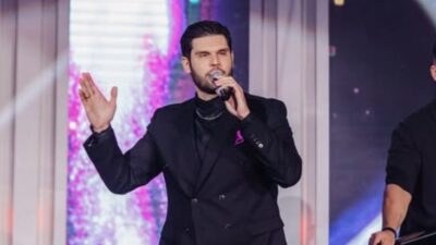 Ο Κωνσταντίνος Ντρούλιας τραγουδάει