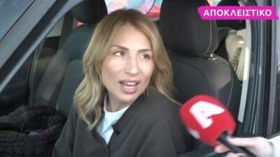 Η Μαρία Ηλιάκη στο αυτοκίνητό της