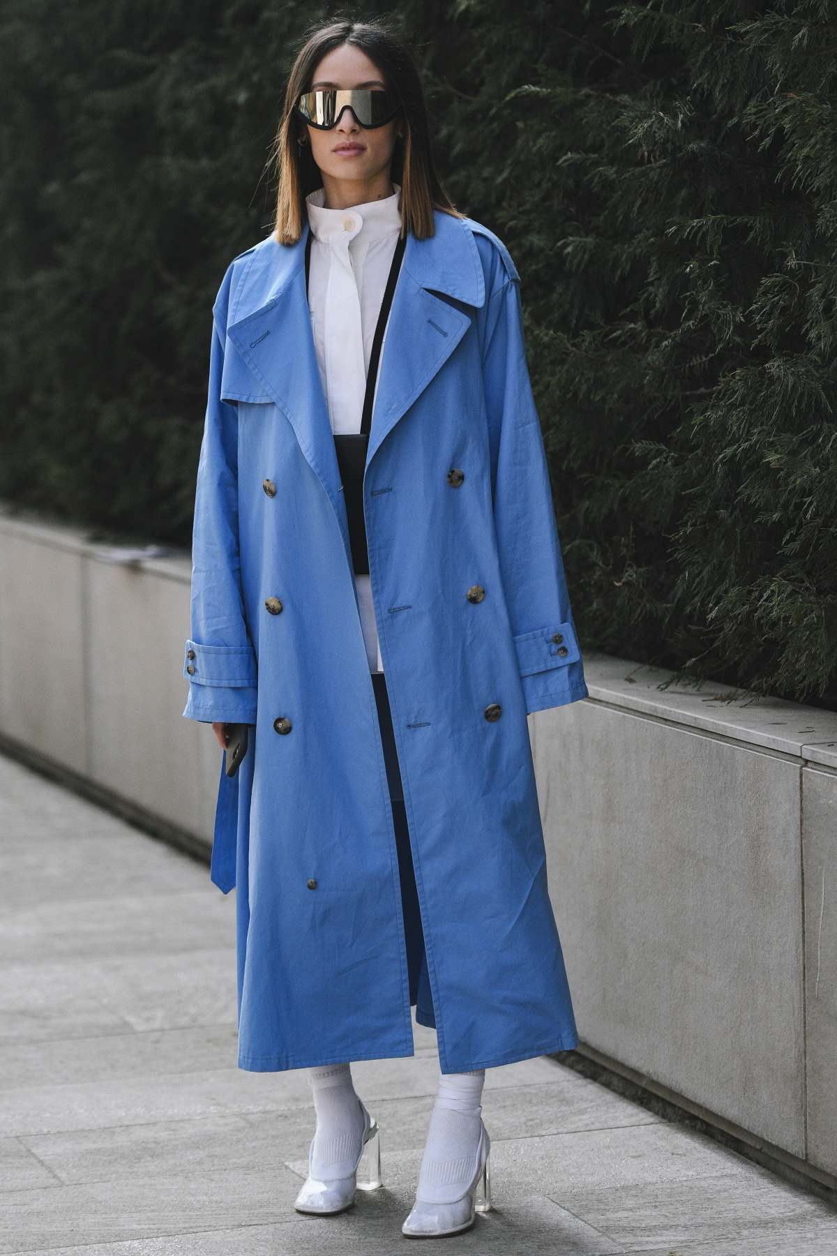 Γαλάζια καμπαρντίνα στο street style