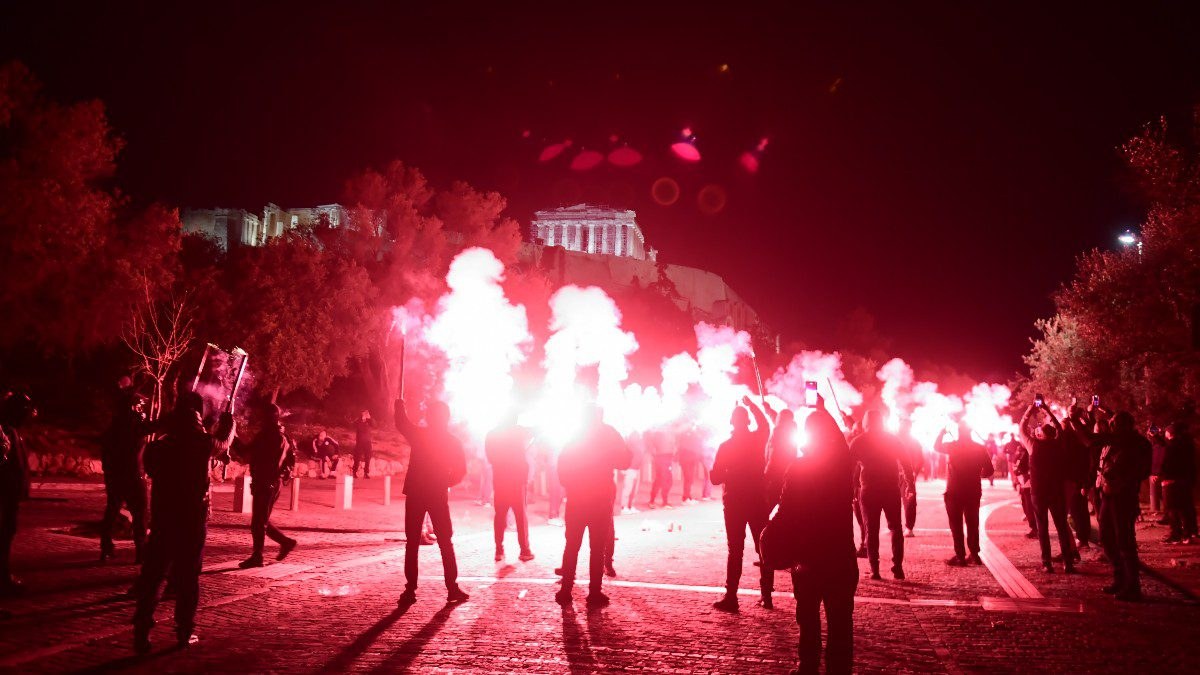 Φανατικοί του Ολυμπιακού με φωτοβολίδες στην Ακρόπολη